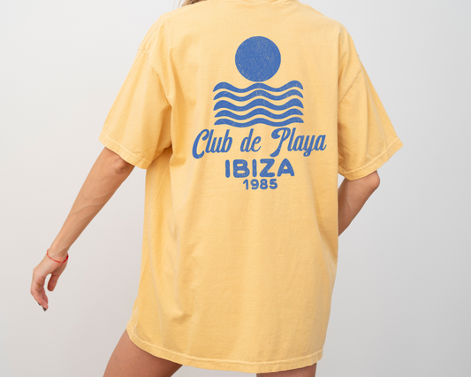 Comfort Colors unisex t-shirt with "Club de Playa, Ibiza" in 80s vintage style and a faded grunge look on the back, perfect for retro and beach-inspired fashion.