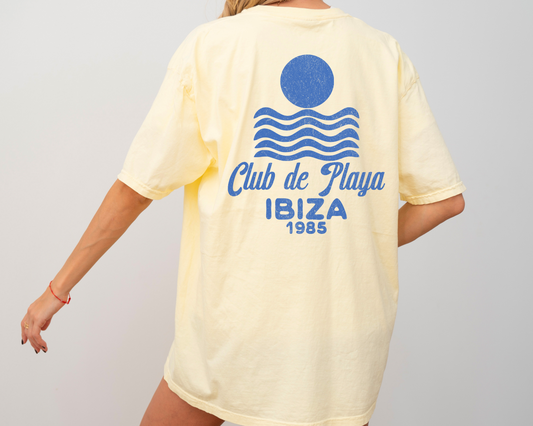 Comfort Colors unisex t-shirt with "Club de Playa, Ibiza" in 80s vintage style and a faded grunge look on the back, perfect for retro and beach-inspired fashion.