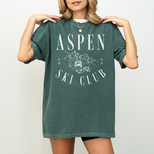 Comfort Colors unisex short sleeve t-shirt with "Aspen Ski Club" in a retro-inspired design, ideal for après-ski and casual wear