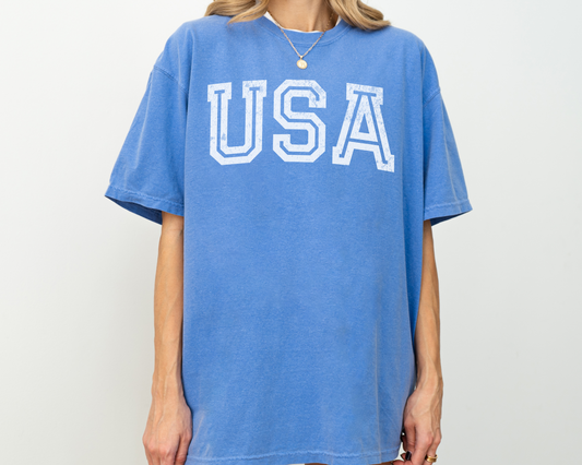 Model wearing a vintage-style USA t-shirt with faded print and oversized fit, Blue